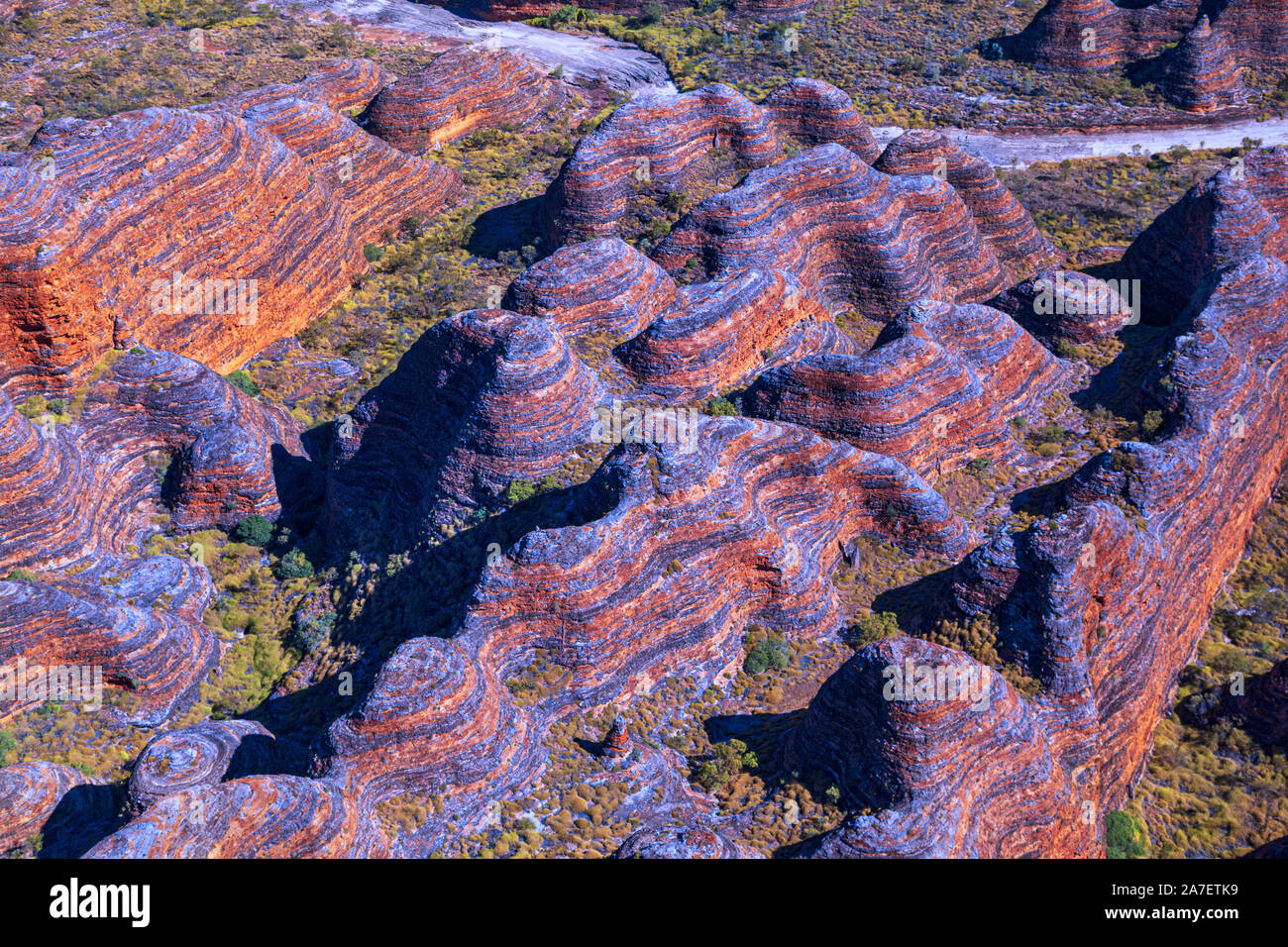 Vista aerea dell'alveare piace Colorato formazioni arenarie del pasticciare Bungles, Parco Nazionale di Purmululu, Kimberley, Australia Foto Stock