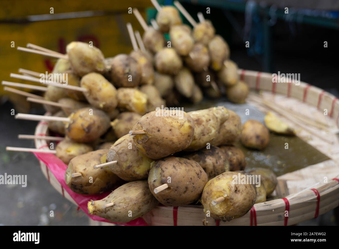 Bollito di patate dolci su bastoni. Un popolare snack street food nelle Filippine. Foto Stock