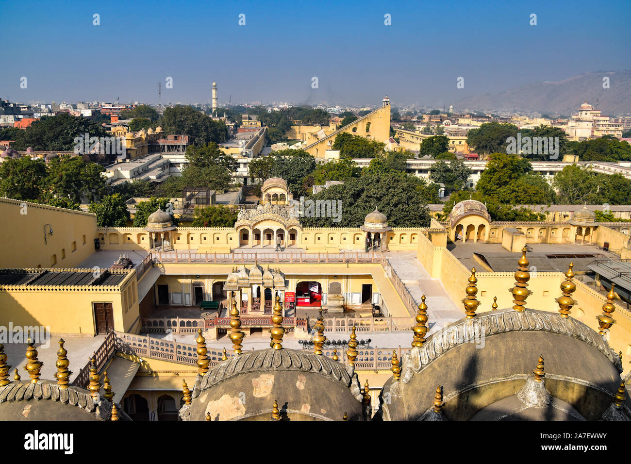 Palazzo di venti cercando di Jantar Mantar e Isarlat Swargasuli Tower, Jaipur, Rajasthan, India Foto Stock