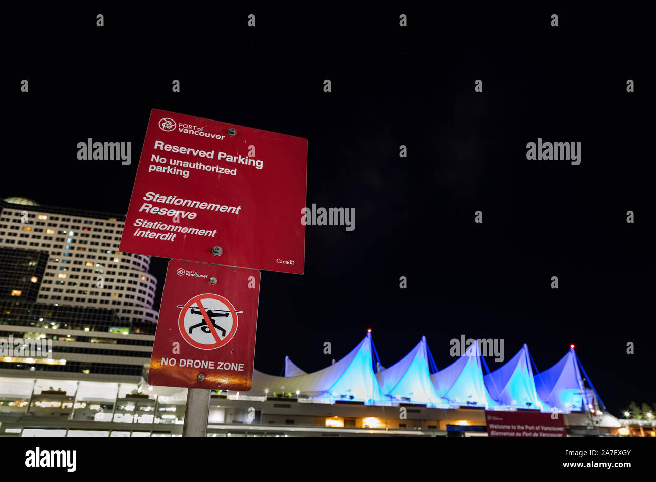 VANCOUVER, BC, CANADA - 06 SETTEMBRE 2019: Firma che fa pubblicità alla restrizione dei voli dei droni nell'area davanti al Five Sails Pan Pacific Hotel in Foto Stock