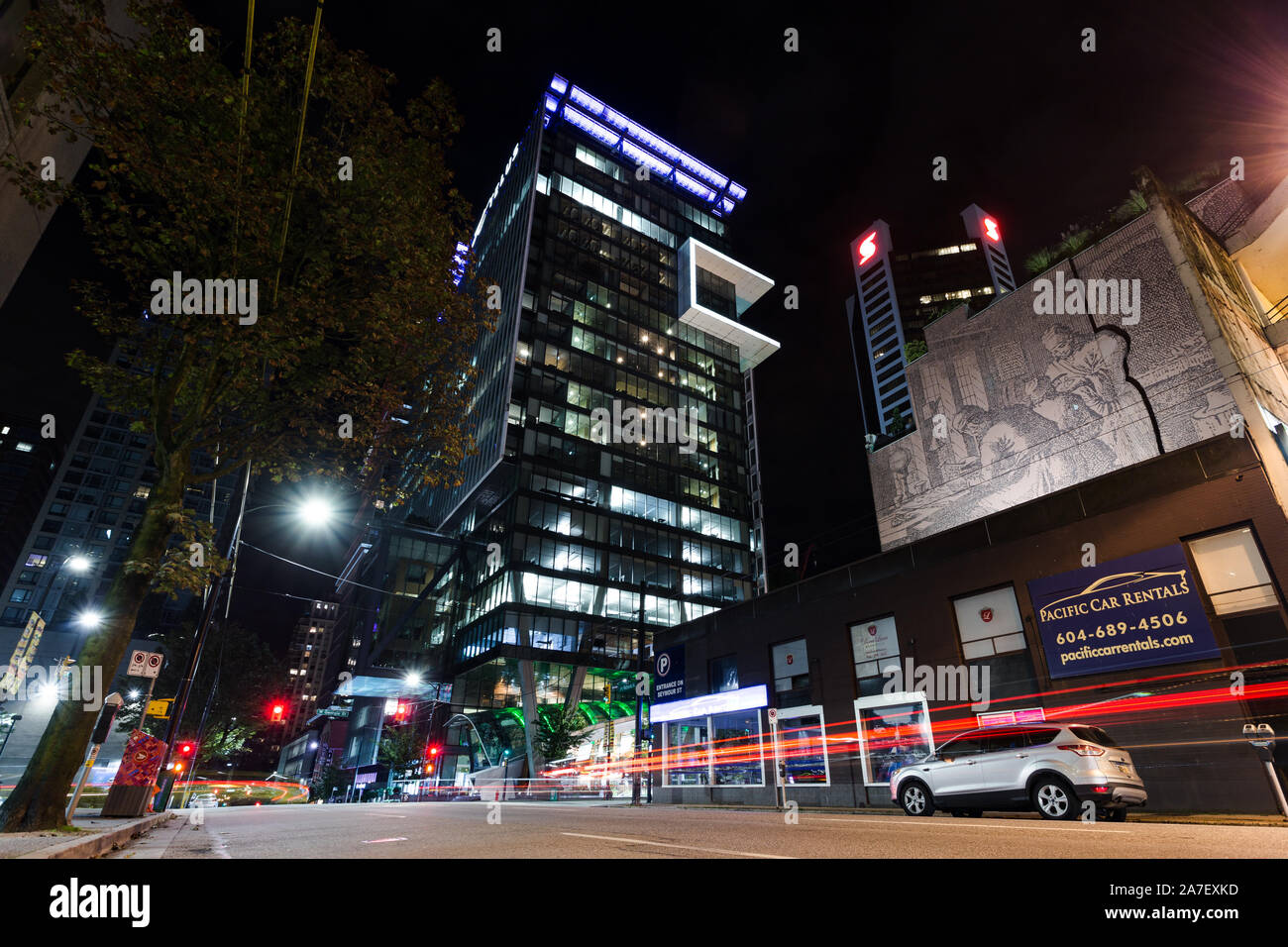 VANCOUVER, BC, CANADA - 21 SETTEMBRE 2019: Una vista notturna della strada dell'edificio Telus nel centro di Vancouver. Foto Stock