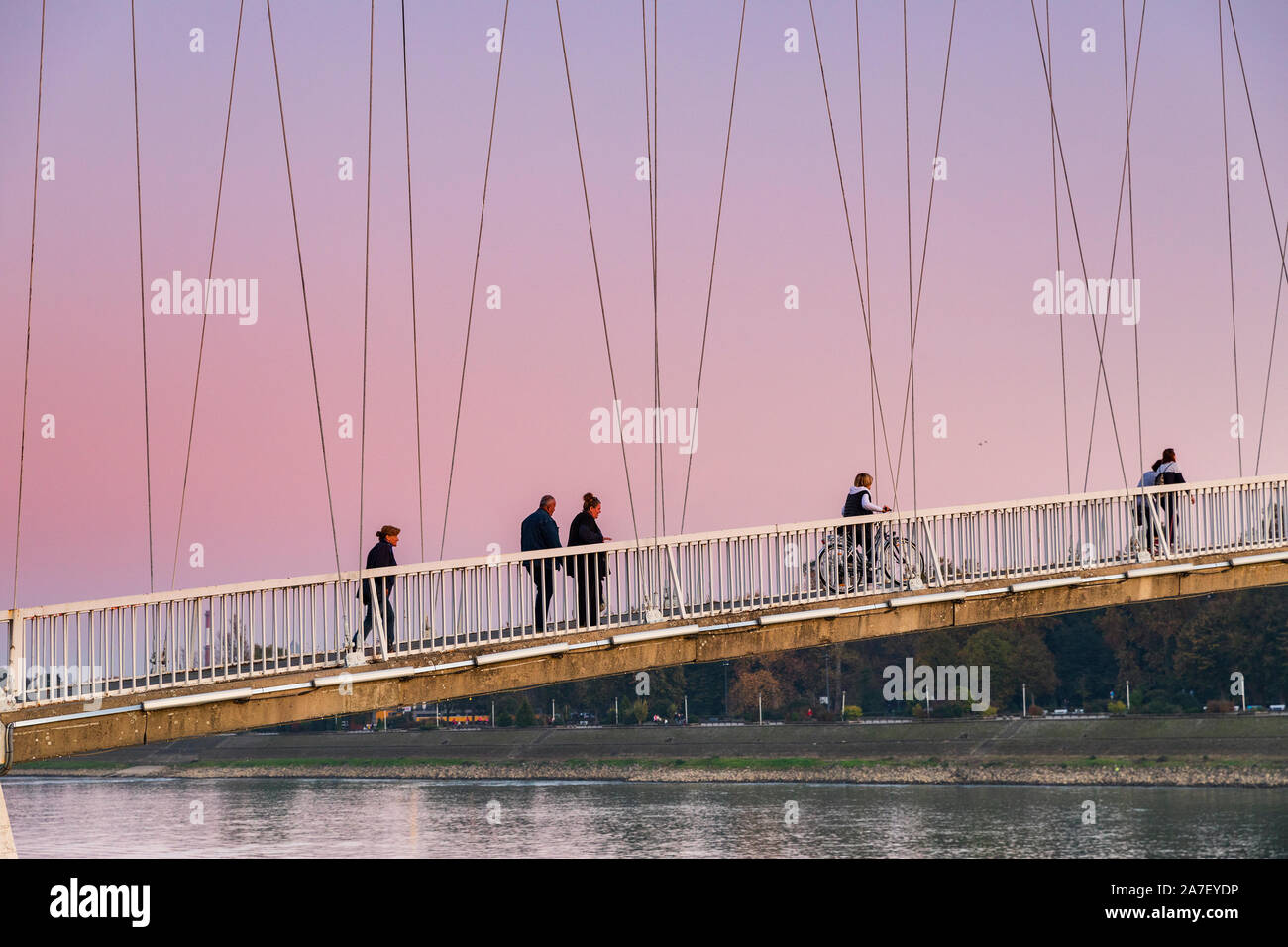 Le persone che attraversano un ponte pedonale a Osijek Foto Stock