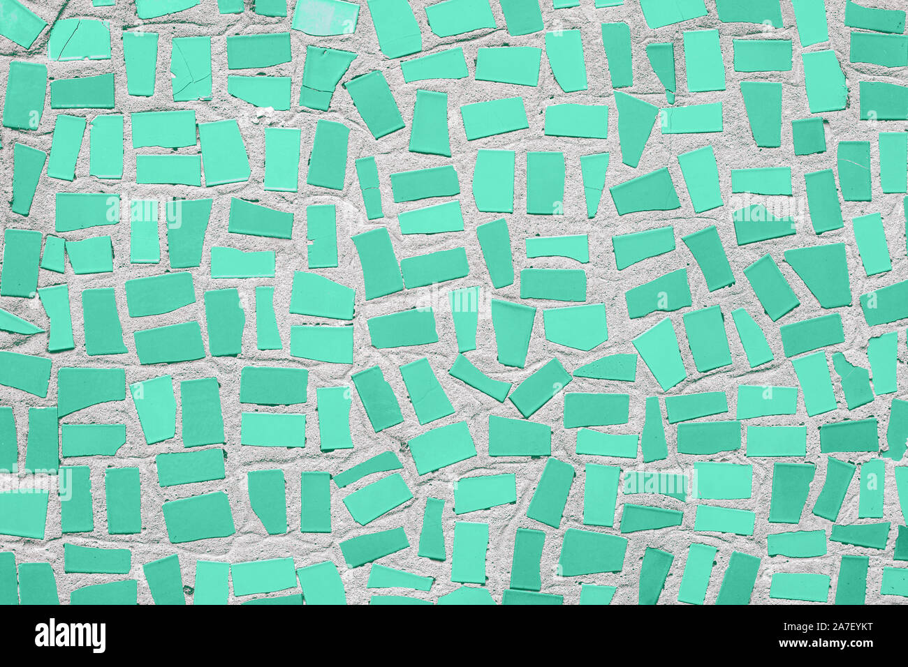 Primo piano della menta alla moda astratto colorato mosaico di piastrelle in ceramica modellato sullo sfondo. Colore concetto di tendenza. Foto Stock