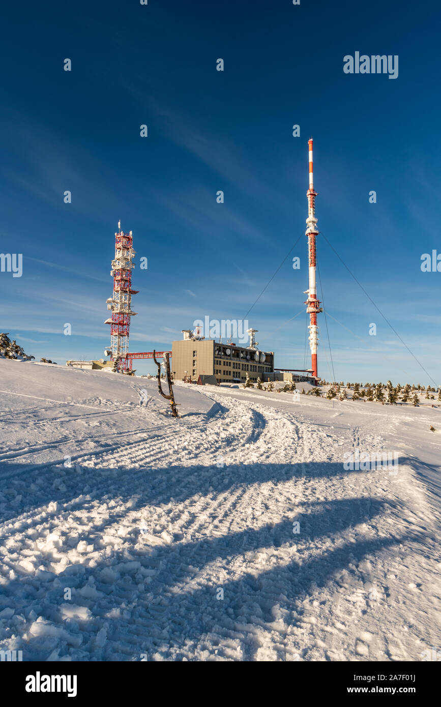 Krizava collina con torre di comunicazione e costruire sul foro di Martinske in Mala Fatra montagne in Slovacchia durante le belle giornate invernali Foto Stock