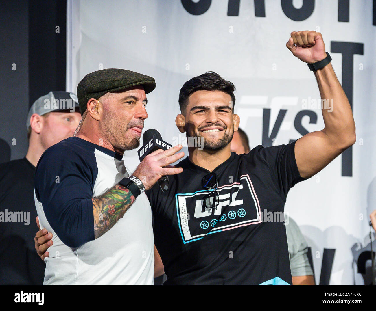 New York, New York, Stati Uniti d'America. 1 Nov, 2019. Kelvin Gastelum vs. Darren 'il Gorilla' TillÊ durante UFC 244 pesa. Credito: Jason Silva/ZUMA filo/ZUMAPRESS.com/Alamy Live News Foto Stock