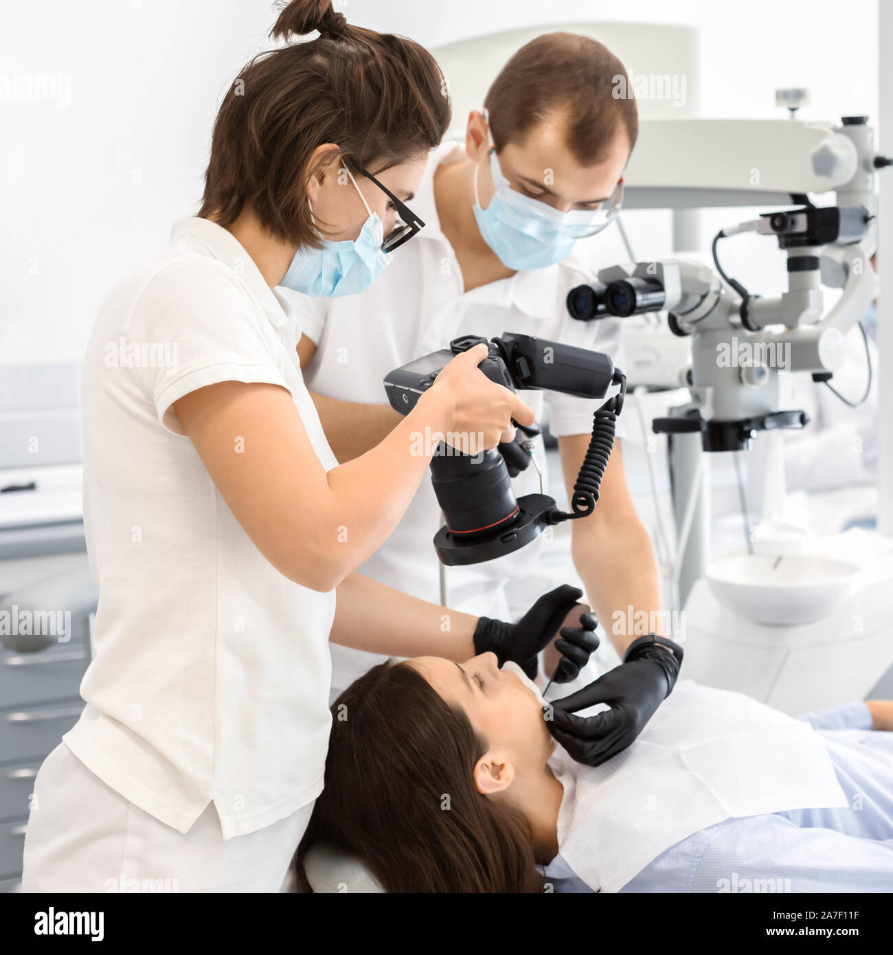 Due professionali altamente qualificati dentisti prendendo foto dei denti del paziente Foto Stock