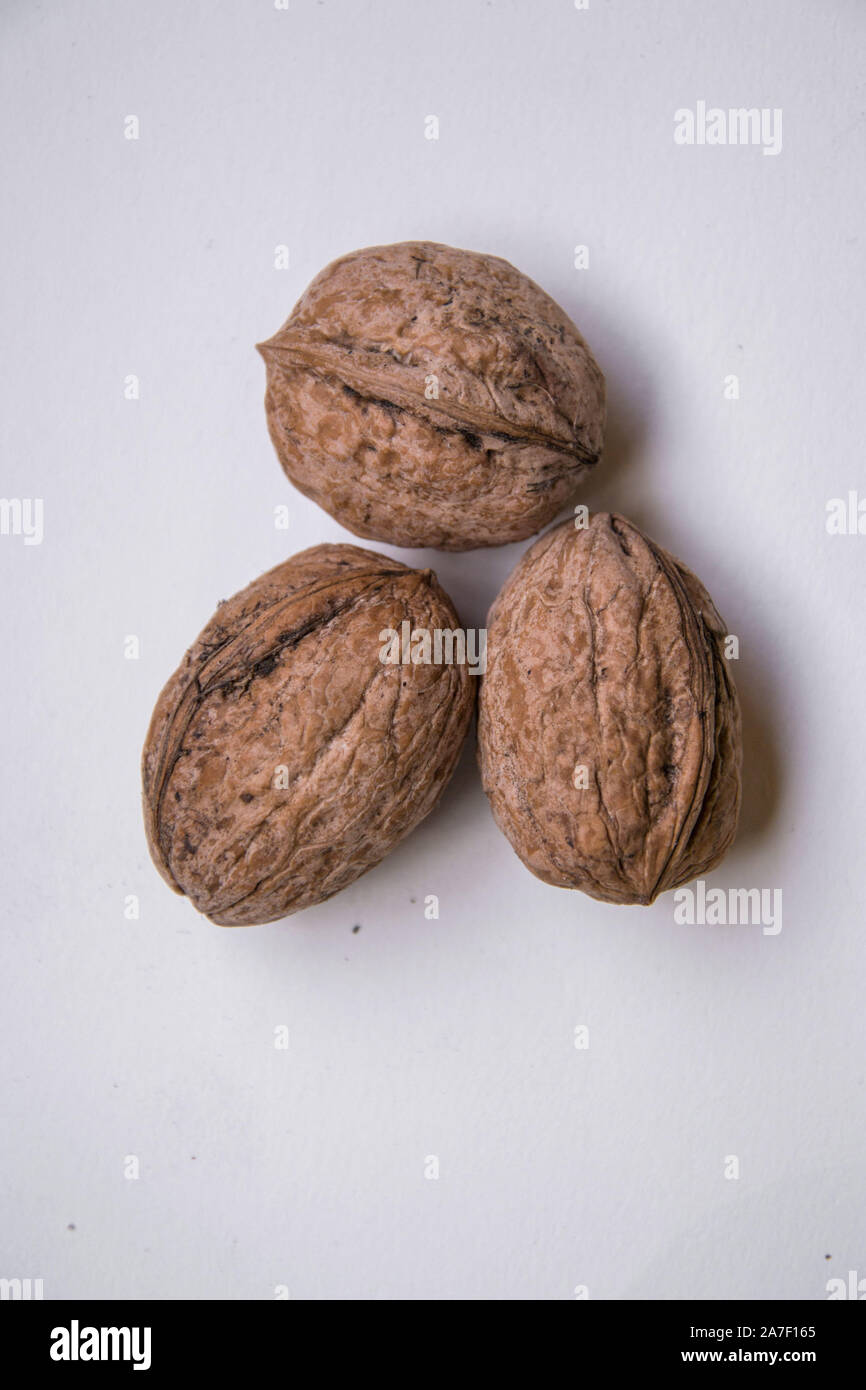Tre le noci a secco su sfondo bianco, isolato concetto alimentare, shell Foto Stock