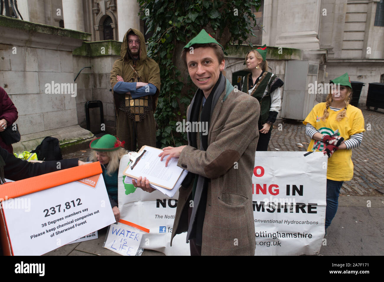 Amici della Terra gli attivisti proviene il dossier di una petizione contro fracking nella Foresta di Sherwood firmato da 250.000 firmatari a DEFRA. Londra. Xxv Janua Foto Stock