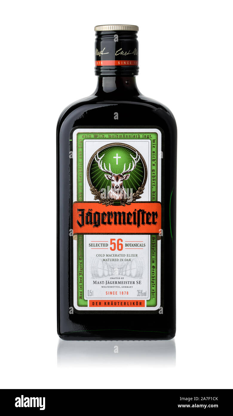 Samara, Russia - agosto 2017. La foto del prodotto di Jagermeister digestivo tedesco bottiglia isolato su bianco Foto Stock