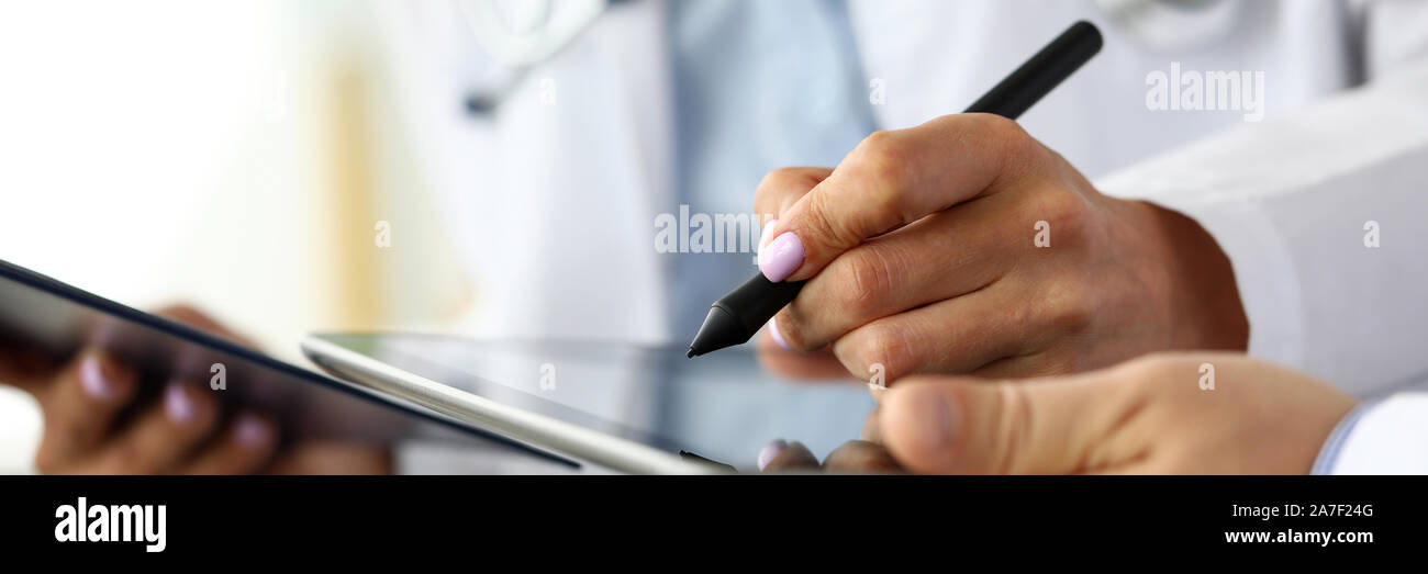 GP femmina rendendo Electronic Notes in tablet pc Foto Stock