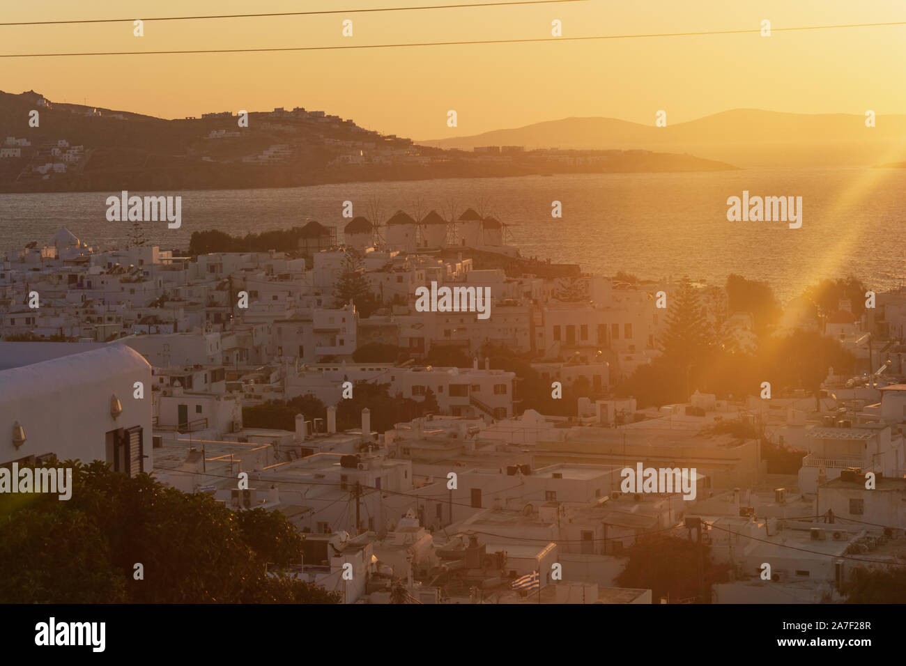 Bel tramonto su piccola Venezia con mulini a vento di balneazione in luce dorata Mykonos , Grecia Foto Stock