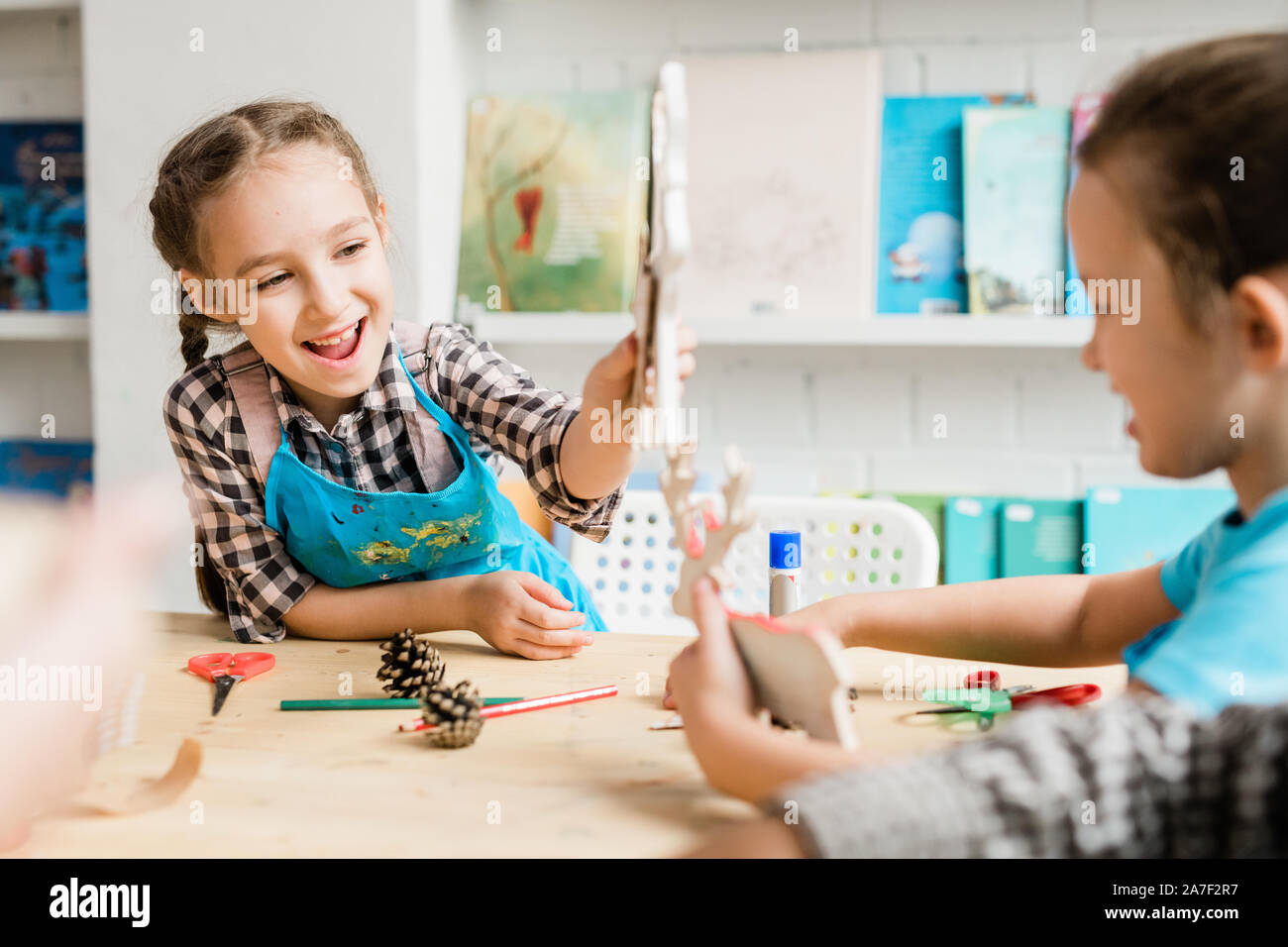 Naughty studentesse avente il divertimento a lezione e giocare con il self-made giocattoli Foto Stock