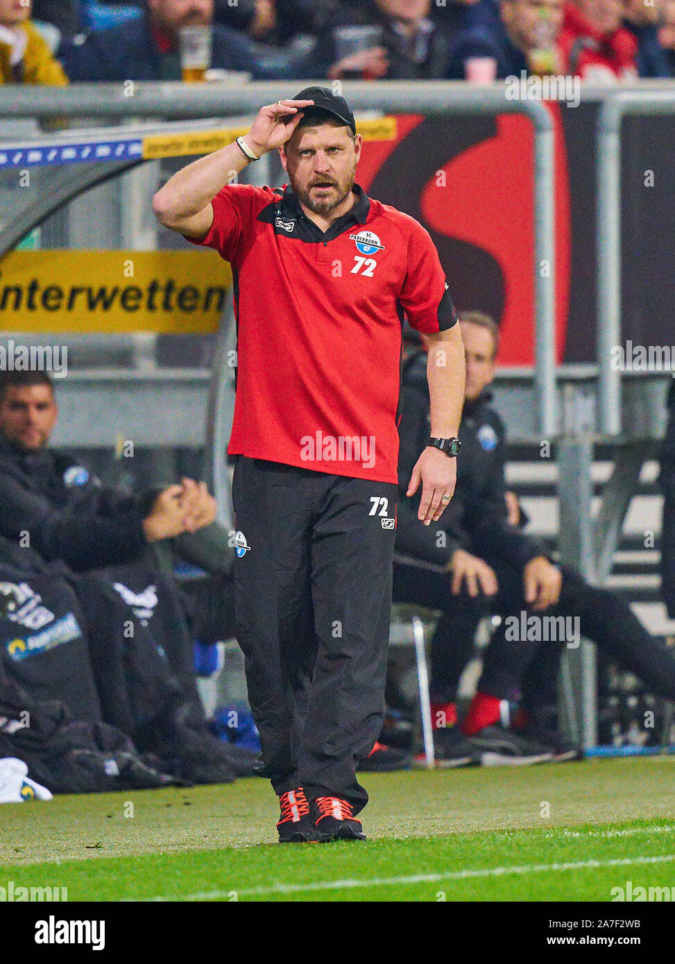 Calcio 1899 TSG Hoffenheim - FC Paderborn 07 , Sinsheim Novembre 01, 2019. Steffen BAUMGART, Paderborn Trainer TSG 1899 HOFFENHEIM - FC PADERBORN 07 - DFL REGOLAMENTI VIETANO QUALSIASI USO DI FOTOGRAFIE come sequenze di immagini e/o quasi-VIDEO - 1.della Lega calcio tedesca , Sinsheim, Novembre 01, 2019. Stagione 2019/2020, giornata 10, © Peter Schatz / Alamy Live News Foto Stock