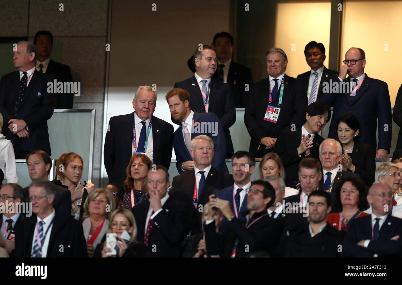 Il Duca di Sussex (centro) parla al mondo Rugby Presidente Bill Beaumont durante il 2019 Coppa del Mondo di Rugby partita finale a Yokohama Stadium. Foto Stock