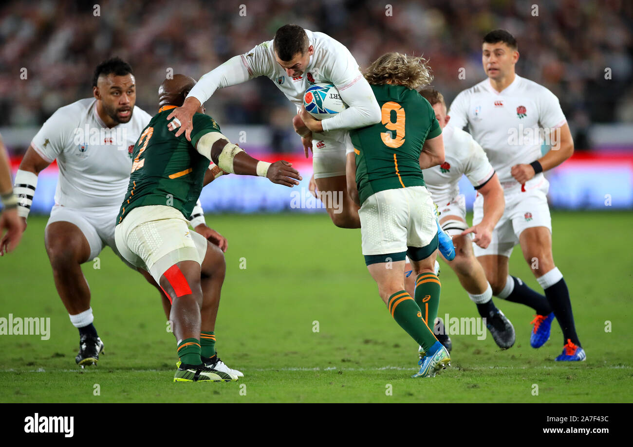 L'Inghilterra del Jonny Maggio (centro) viene contestata dal Sud Africa Faf  de Klerk (destra) e Mbongeni Mbonambi durante il 2019 Coppa del Mondo di  Rugby partita finale a Yokohama Stadium Foto stock -