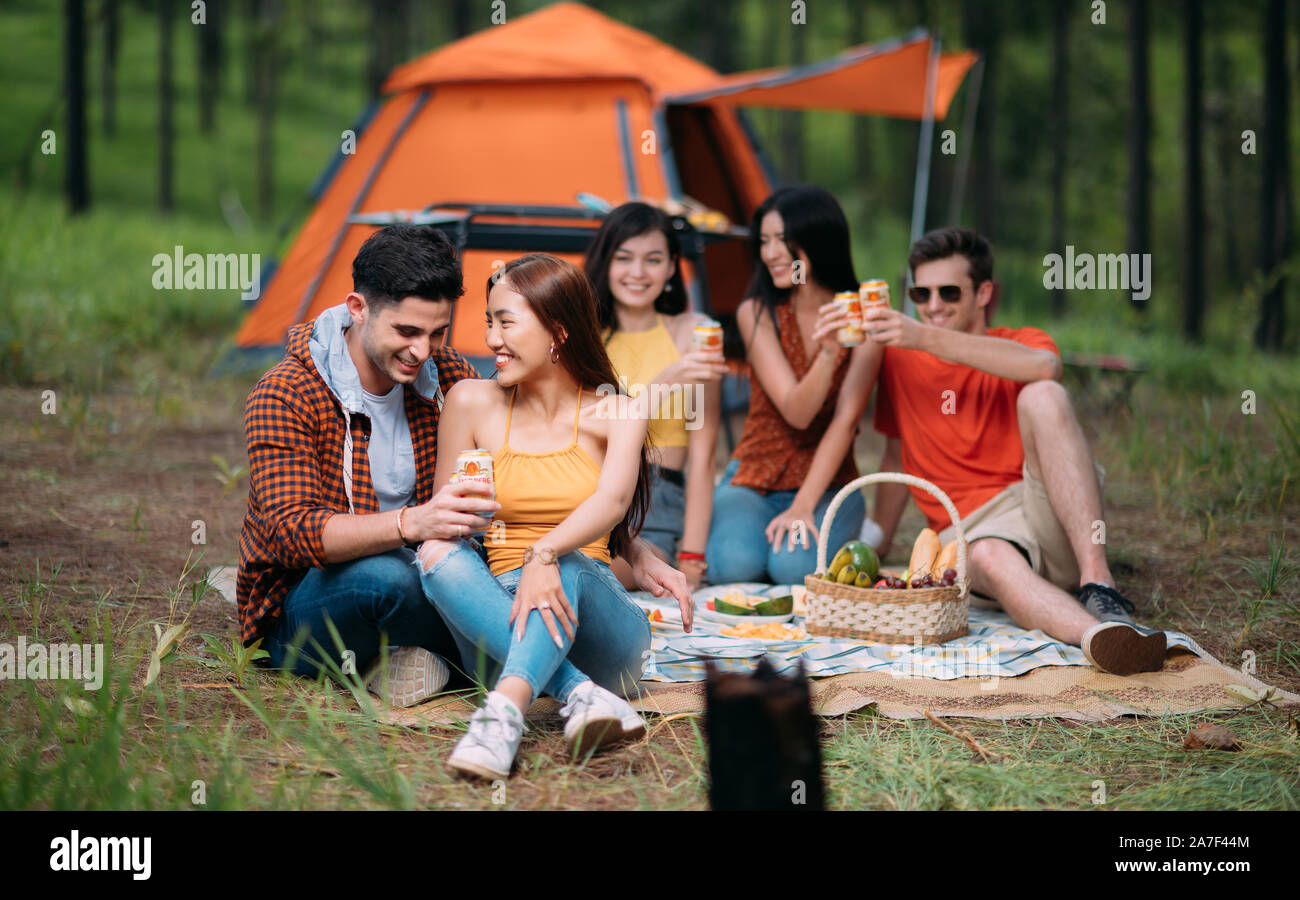 Felice tempo a fare un picnic Party ganzberg bere birra con gli amici e un Barbeque sul weekend Foto Stock