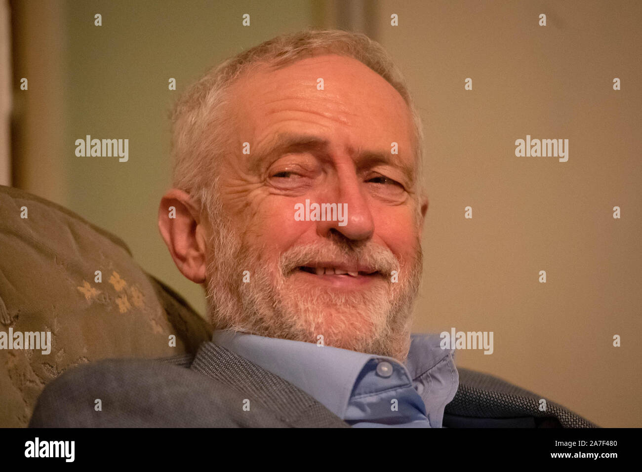 È sotto embargo per 0001 domenica 3 novembre il leader laburista Jeremy Corbyn incontra una costituente locale, Sue Clark, 84, nella sua casa di Islington, Londra Nord. La manodopera dicono che inaugurerà il più grande programma di investimenti di capitale nel Regno Unito dalla ricostruzione post bellica - quasi tutti del Regno Unito in 27 milioni di case per i più alti standard di efficienza energetica fattibile. Foto Stock