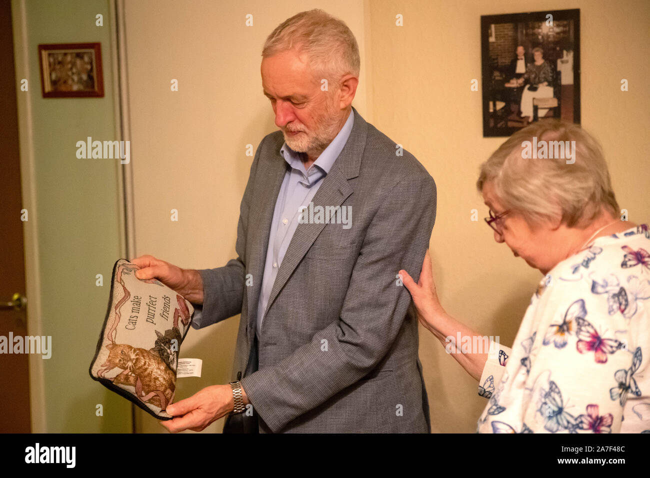 È sotto embargo per 0001 domenica 3 novembre il leader laburista Jeremy Corbyn incontra una costituente locale, Sue Clark, 84, nella sua casa di Islington, Londra Nord. La manodopera dicono che inaugurerà il più grande programma di investimenti di capitale nel Regno Unito dalla ricostruzione post bellica - quasi tutti del Regno Unito in 27 milioni di case per i più alti standard di efficienza energetica fattibile. Foto Stock