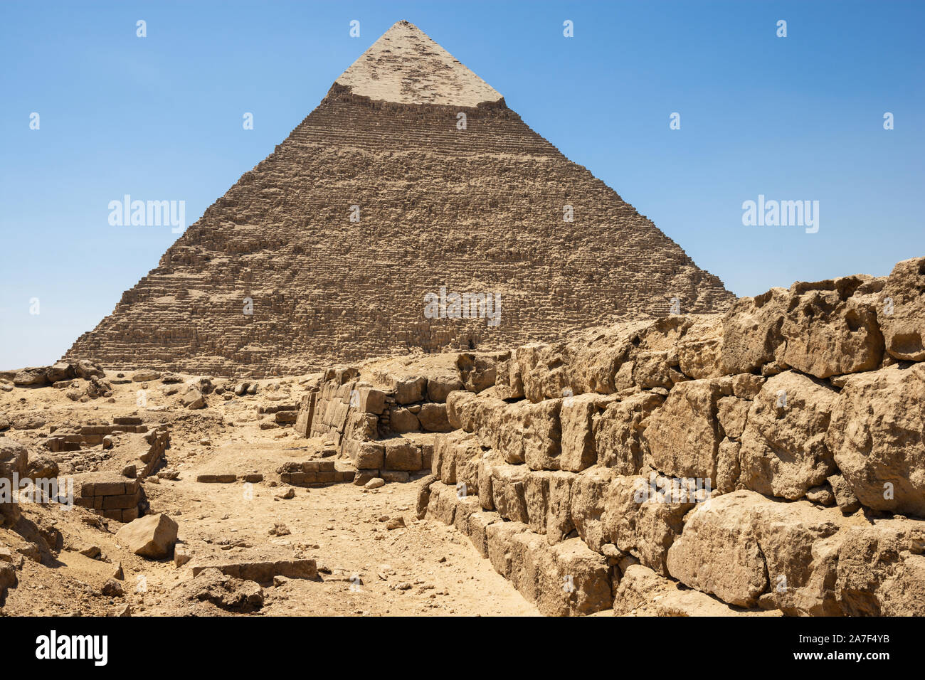 Strada alla piramide di Khafre (leggi anche come Khafra, Khefren) o di Chephren è il secondo più alto e la seconda più grande delle antiche piramidi egiziane di G Foto Stock