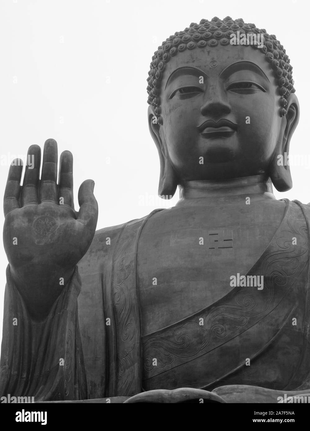 Tian Tan Buddha (chiamato anche il Buddha gigante) al Monastero Po Lin sulla cima di montagna all'Isola di Lantau, Hong Kong Foto Stock