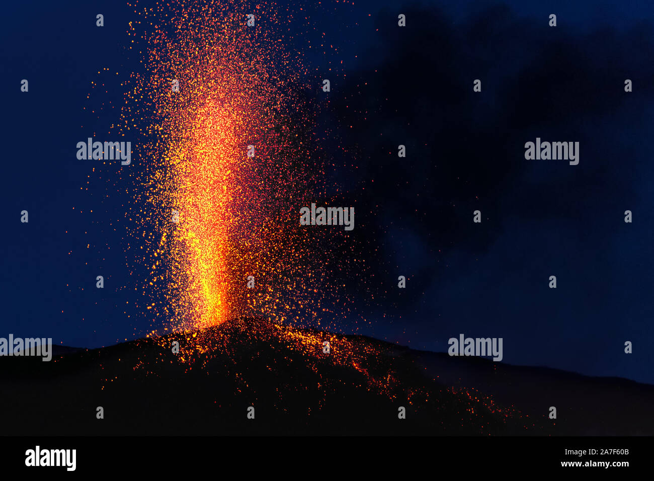 Eruzione esplosiva al tramonto in uno dei tre crateri del principio attivo del vulcano di Stromboli, isole Eolie, Italia. Foto Stock