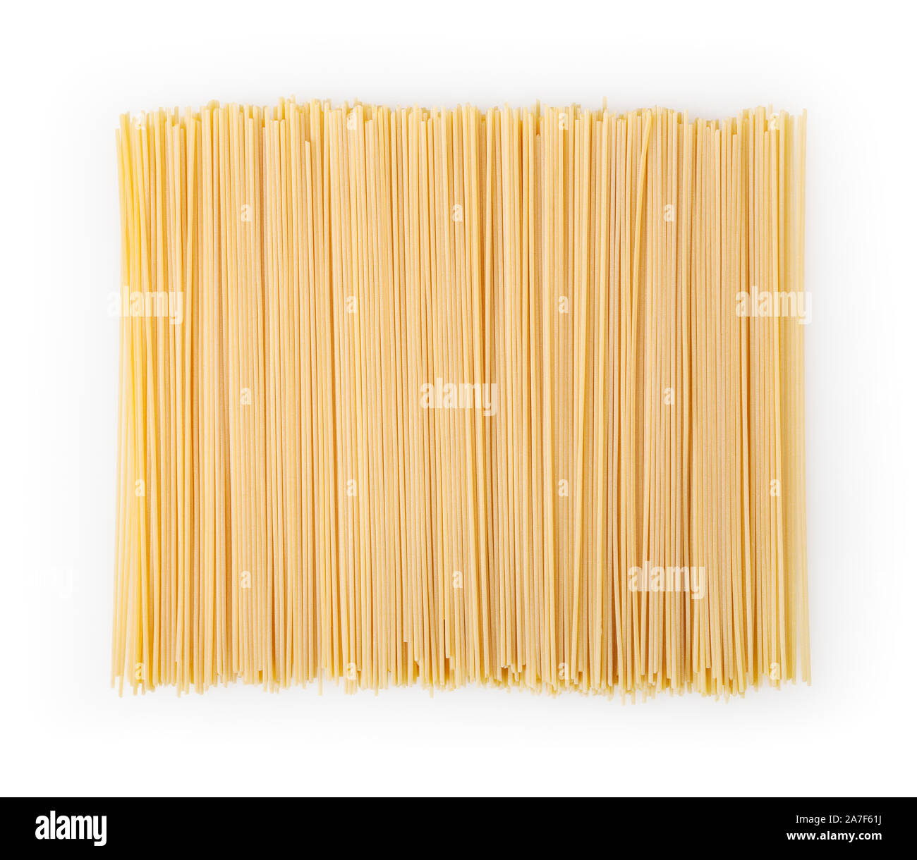 Non cotti spaghetti isolato su sfondo bianco con tracciato di ritaglio Foto Stock