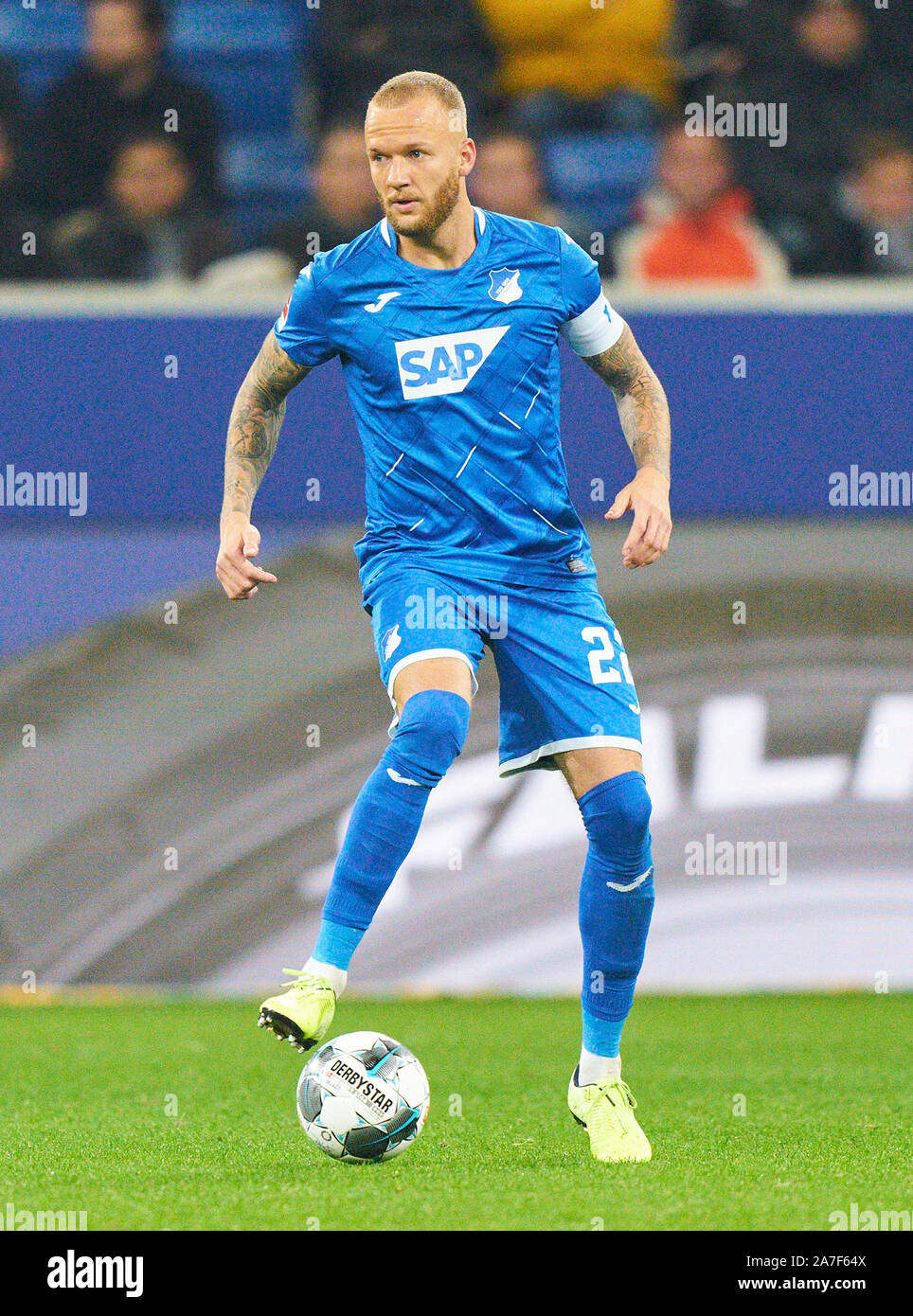 Calcio 1899 TSG Hoffenheim - FC Paderborn 07 , Sinsheim Novembre 01, 2019. Kevin Vogt, Hoff 22 TSG 1899 HOFFENHEIM - FC PADERBORN 07 3-0 - DFL REGOLAMENTI VIETANO QUALSIASI USO DI FOTOGRAFIE come sequenze di immagini e/o quasi-VIDEO - 1.della Lega calcio tedesca , Sinsheim, Novembre 01, 2019. Stagione 2019/2020, giornata 10, © Peter Schatz / Alamy Live News Foto Stock