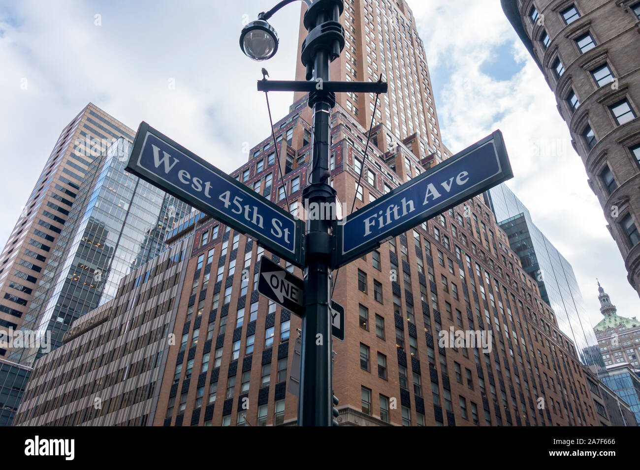 Fifth Avenue sign in New York, in un incrocio con una strada a Manhattan. Foto Stock