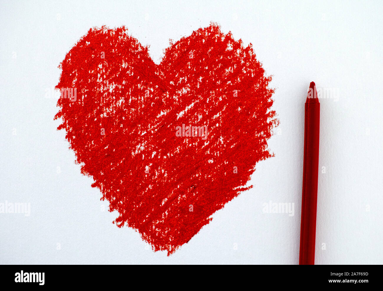 Disegno a mano cuore rosso con matita vax. Foto Stock