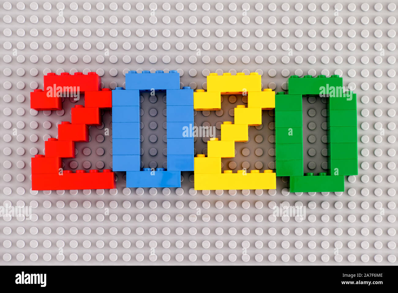 Tambov, Federazione Russa - Settembre 28, 2019 numeri 2020 realizzato dalla Lego mattoncini Lego su sfondo grigio. Studio shot. Foto Stock