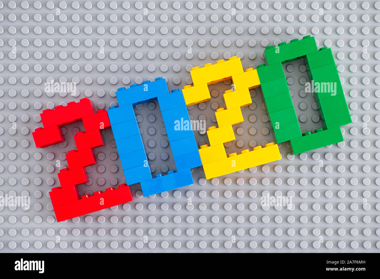 Tambov, Federazione Russa - Settembre 28, 2019 numeri 2020 realizzato da blocchi di Lego Lego su sfondo grigio. Studio shot. Foto Stock