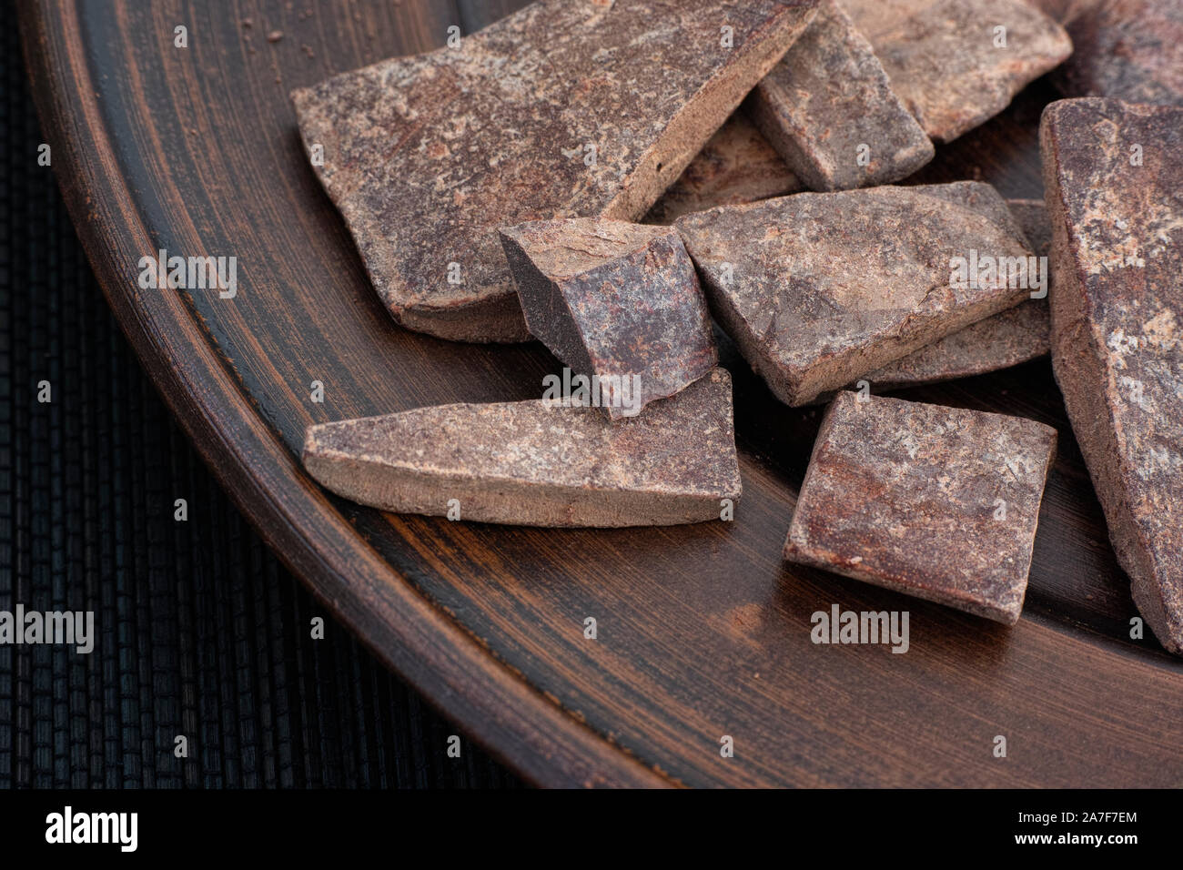 Cumulo di pasta di cacao su una piastra. (Theobroma cacao). Foto Stock