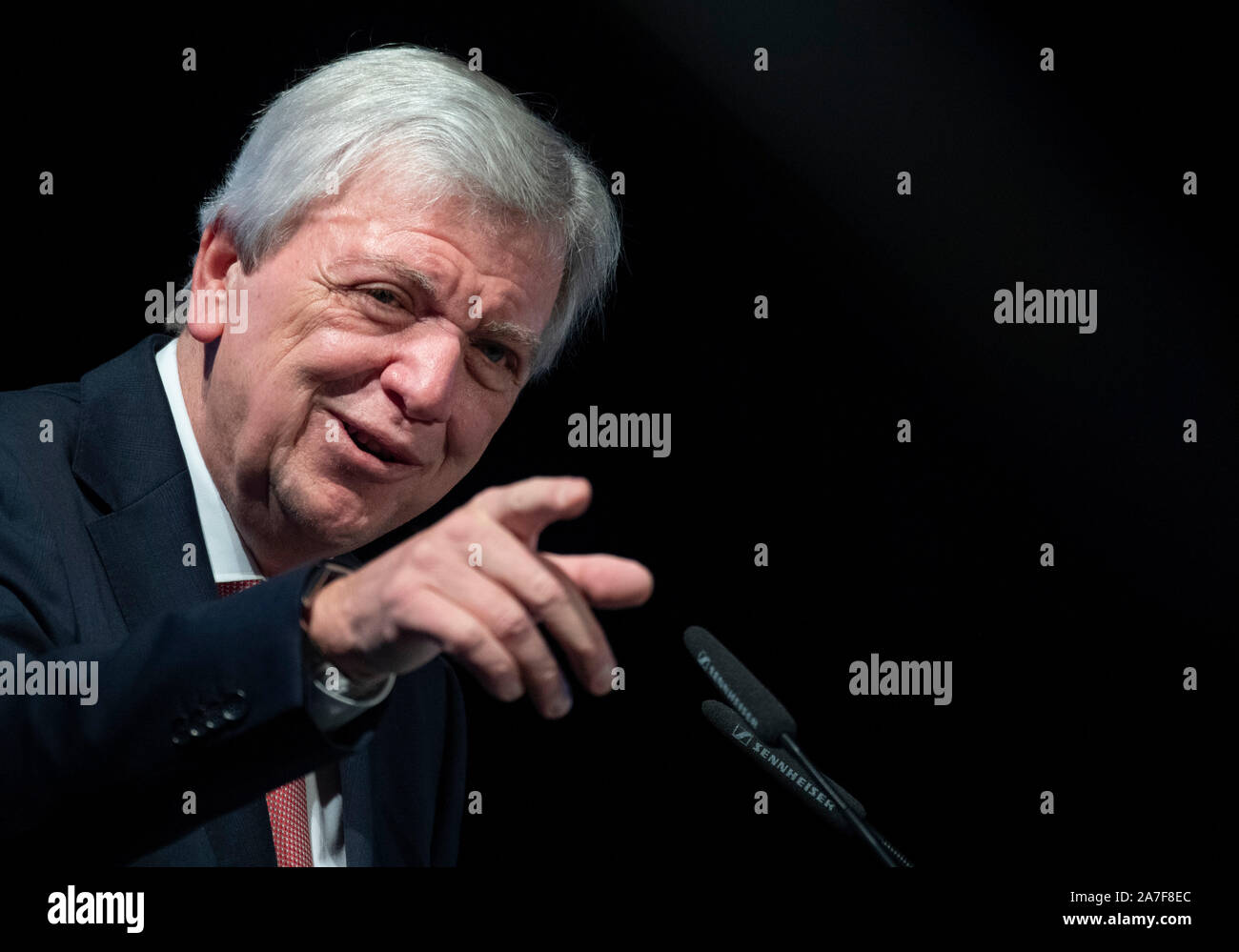 02 novembre 2019, Assia, Flörsheim: la Hessian Primo Ministro Volker Bouffier (CDU) che parlerà ai delegati che lo Stato parte conferenza dell'Hessian CDU. Foto: Boris Roessler/dpa Foto Stock