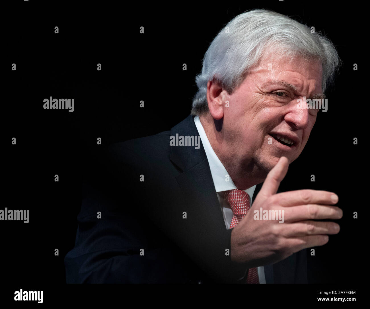 02 novembre 2019, Assia, Flörsheim: la Hessian Primo Ministro Volker Bouffier (CDU) che parlerà ai delegati che lo Stato parte conferenza dell'Hessian CDU. Foto: Boris Roessler/dpa Foto Stock