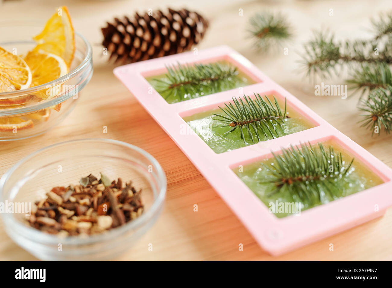 Fatte a mano sapone verde con delle conifere in stampi in silicone e roba aromatico Foto Stock