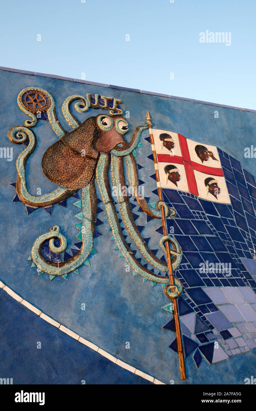 La bandiera sarda dei Quattro Mori incorporato in un porto carta murale in La Caletta Nuoro Sardegna Italia Europa Foto Stock