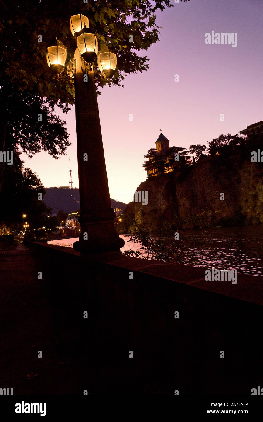 La Georgia/Tbilisi: Chiesa di Metekhi e lanterna di notte Foto Stock