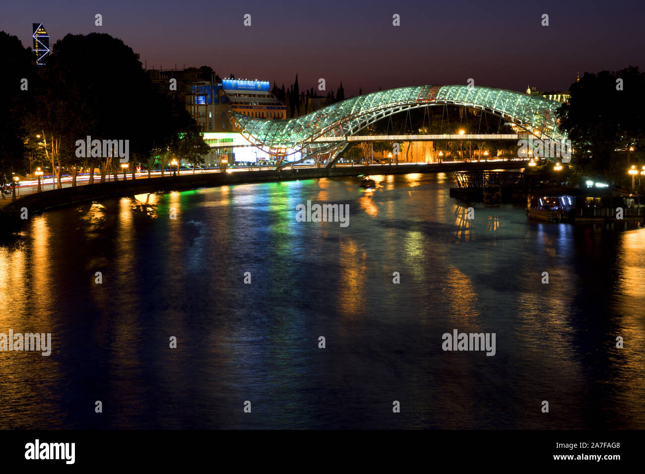 Georgia - Tbilisi - ponte di pace di notte, illuminate Foto Stock