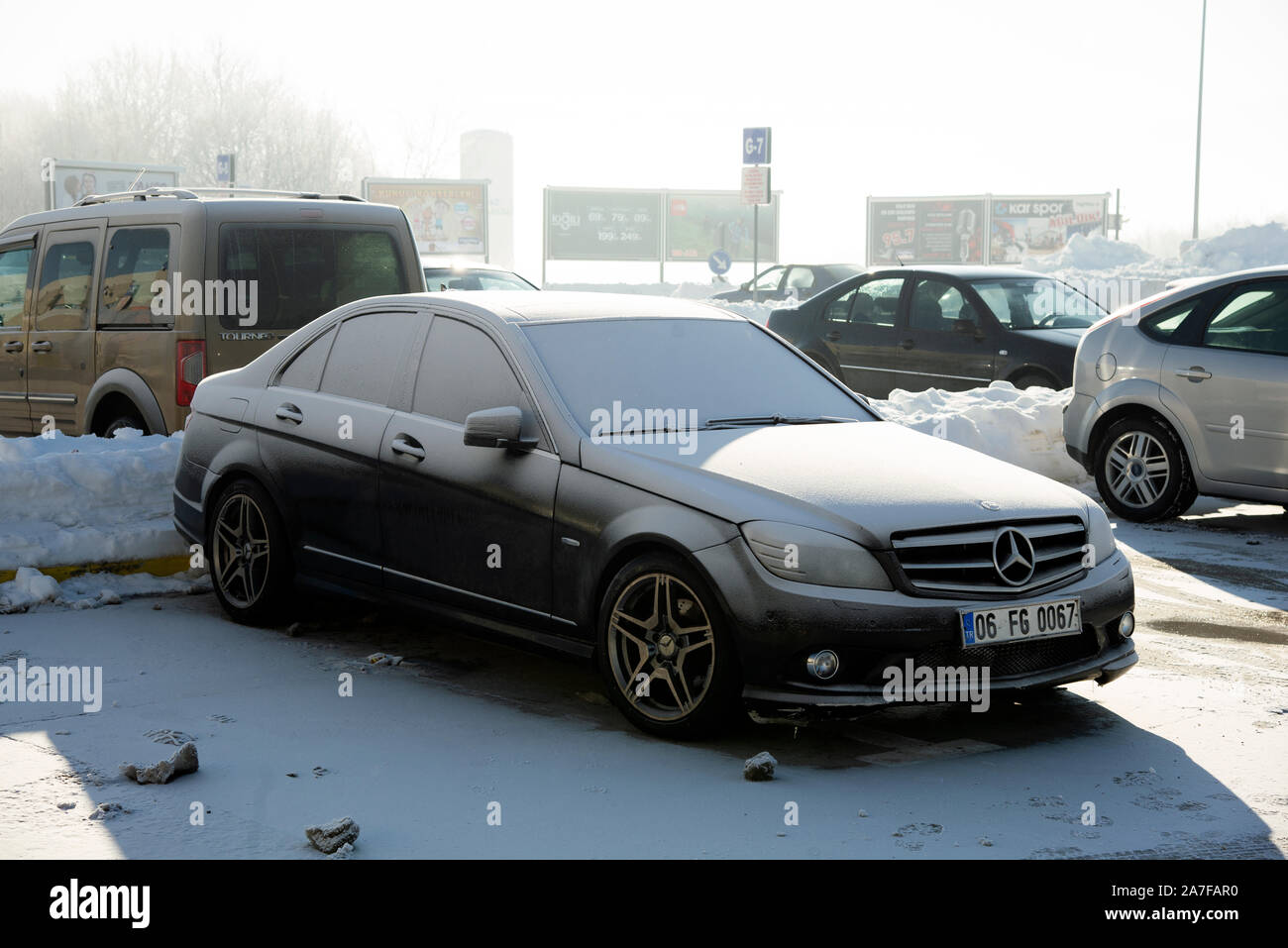 Bolu, Turchia - 18 Gennaio 2019: colorati di nero Mercedes brand auto coperti di neve. Foto Stock