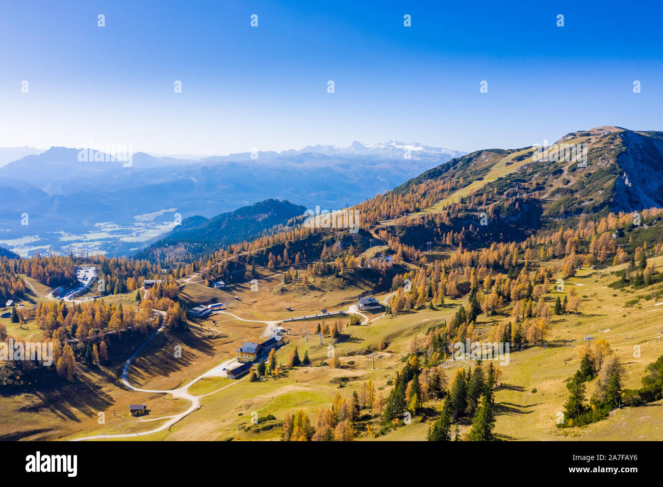 Tauplitz zona di montagna nelle Alpi austriache su una bella giornata in autunno. Scenic panorama al picco Lawinenstein. Foto Stock