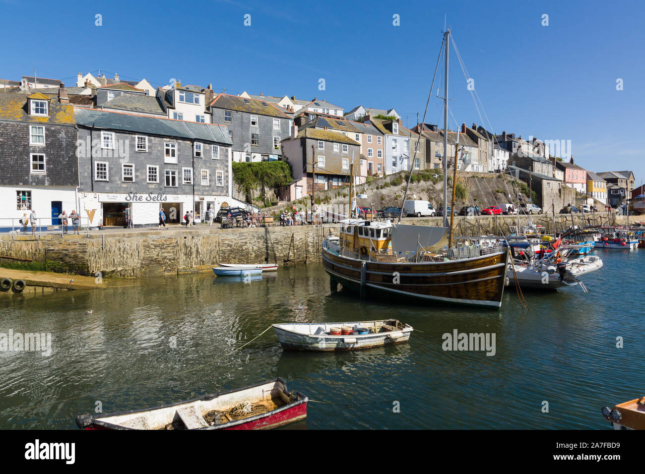Mevagissey harbour con barche ad ancorare il villaggio è entro il Cornish Area di straordinaria bellezza naturale Foto Stock