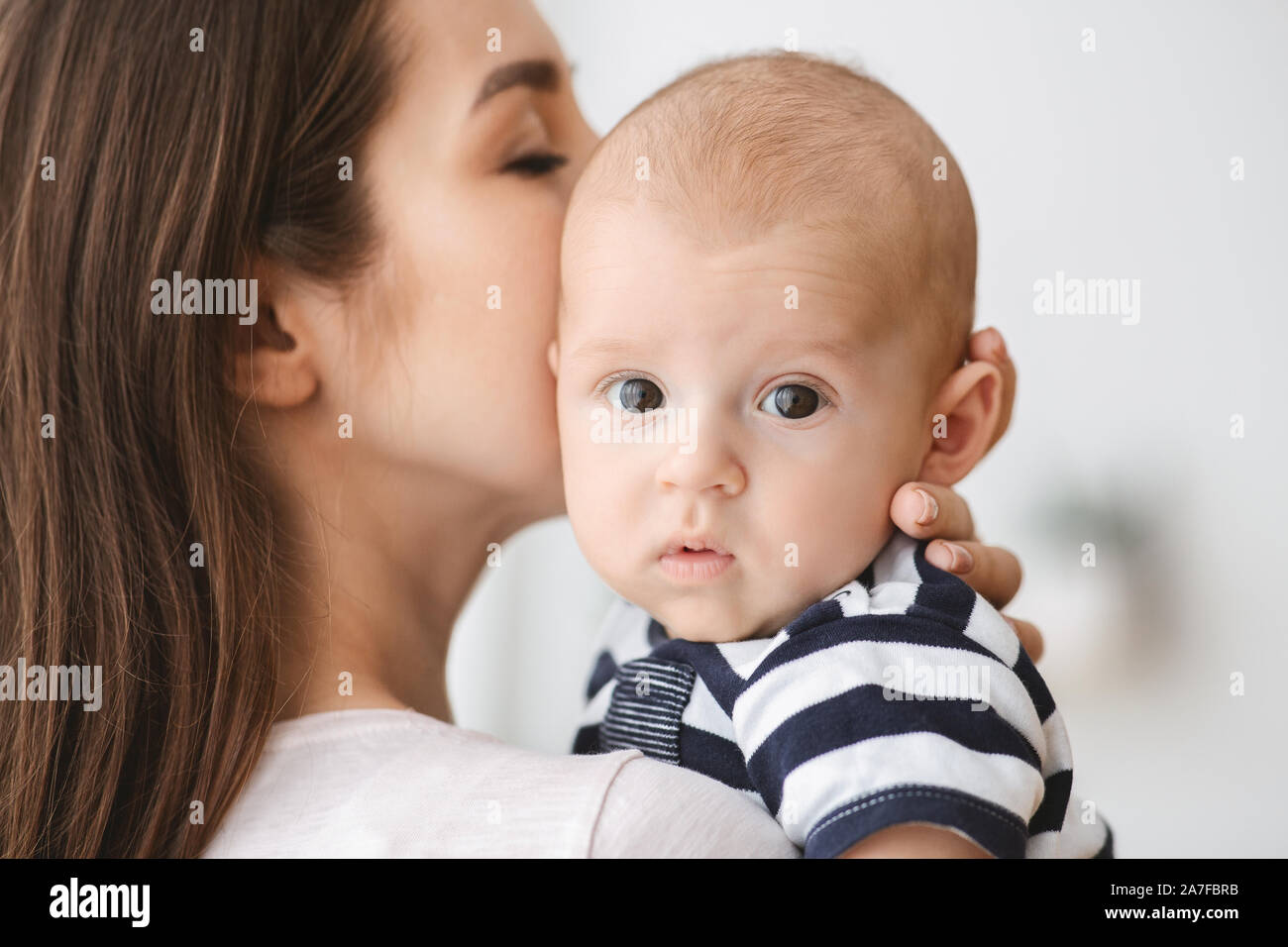 Closeup ritratto di madre baciando la sua adorabile neonato Foto Stock