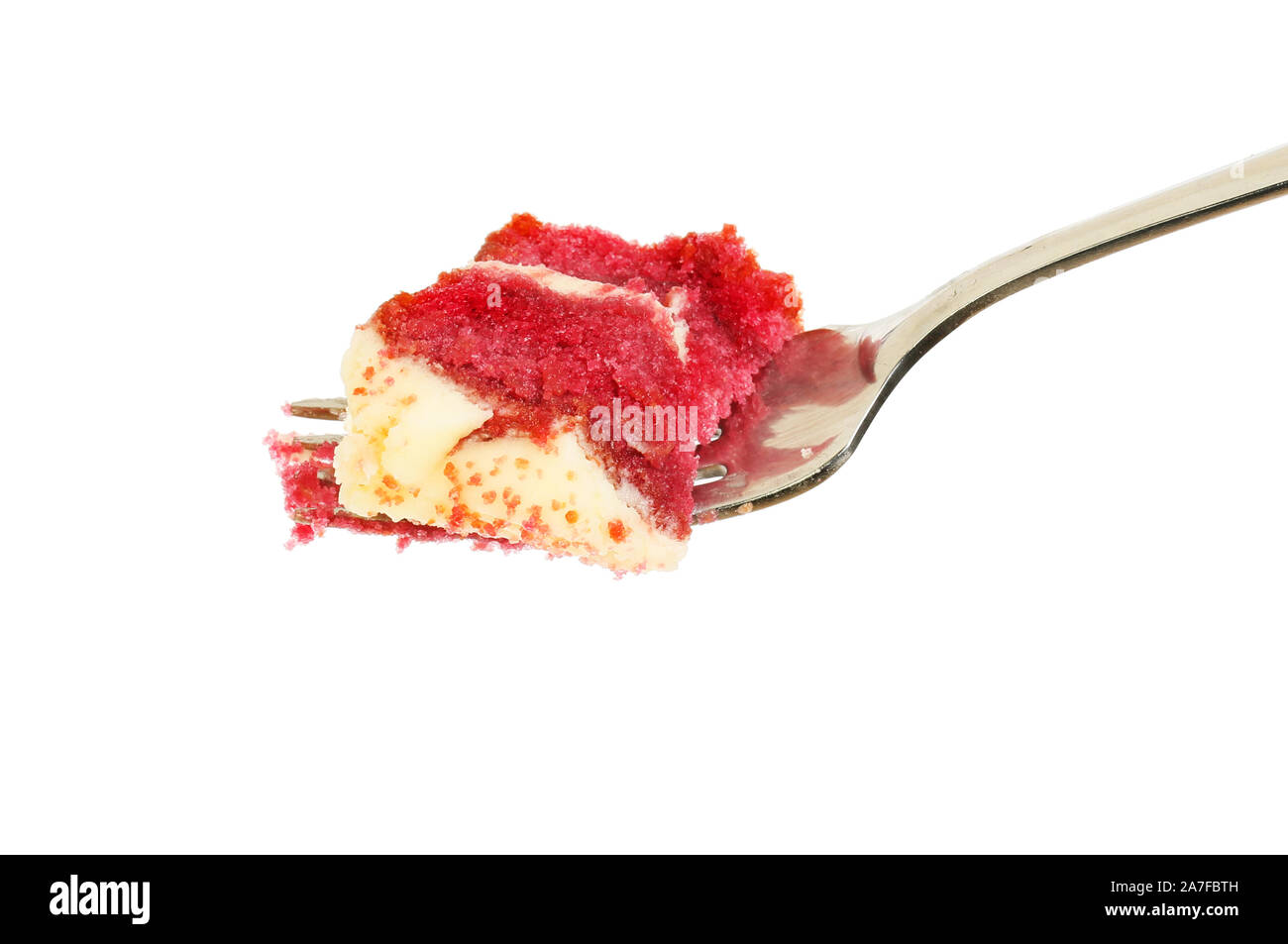 Torta rossa del velluto su una forcella isolata contro bianco Foto Stock