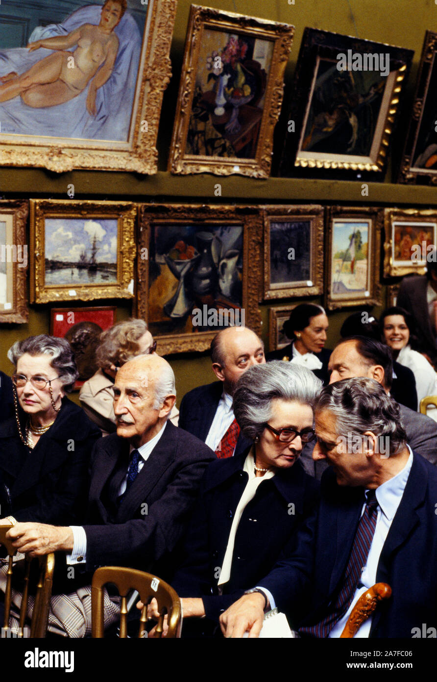 Collezionisti d'arte che acquistano all'asta - collezionismo d'arte. Asta Sothebys 1970s, della collezione di belle arti Robert Von Hirsch in vendita nella loro casa d'aste di Bond Street a Londra. 1978. Peter Wilson, presidente dell'asta UK HOMER SYKES Foto Stock