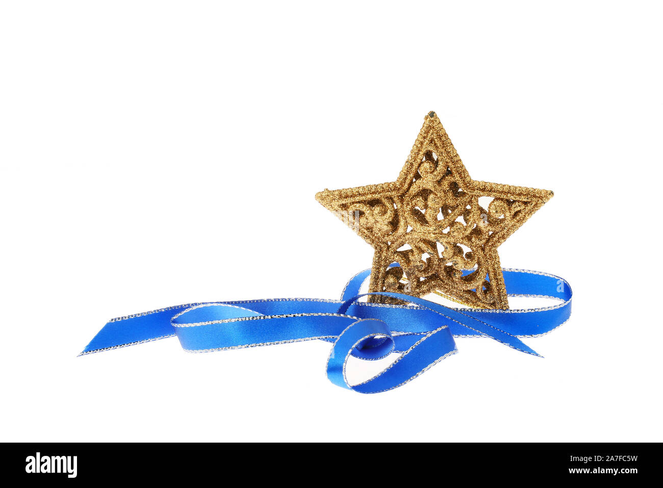 Decorazione di natale, spiralato blu e argento del nastro con un oro glitter star isolata contro bianco Foto Stock