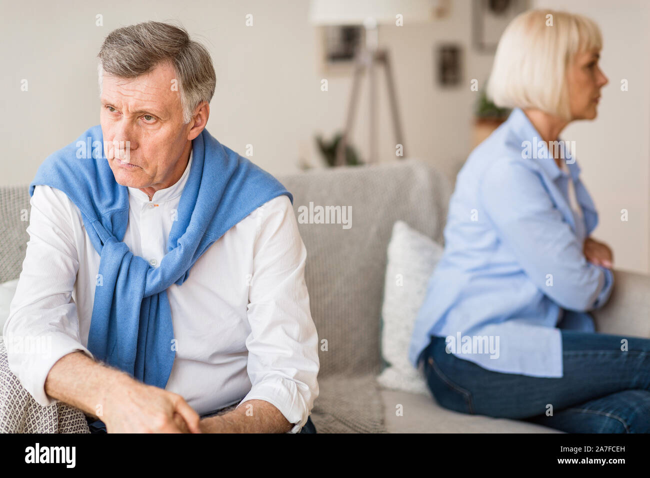 Giovane africano-coppia americana quarreling a casa, offeso gli uni gli altri . Relazioni familiari difficoltà concept Foto Stock
