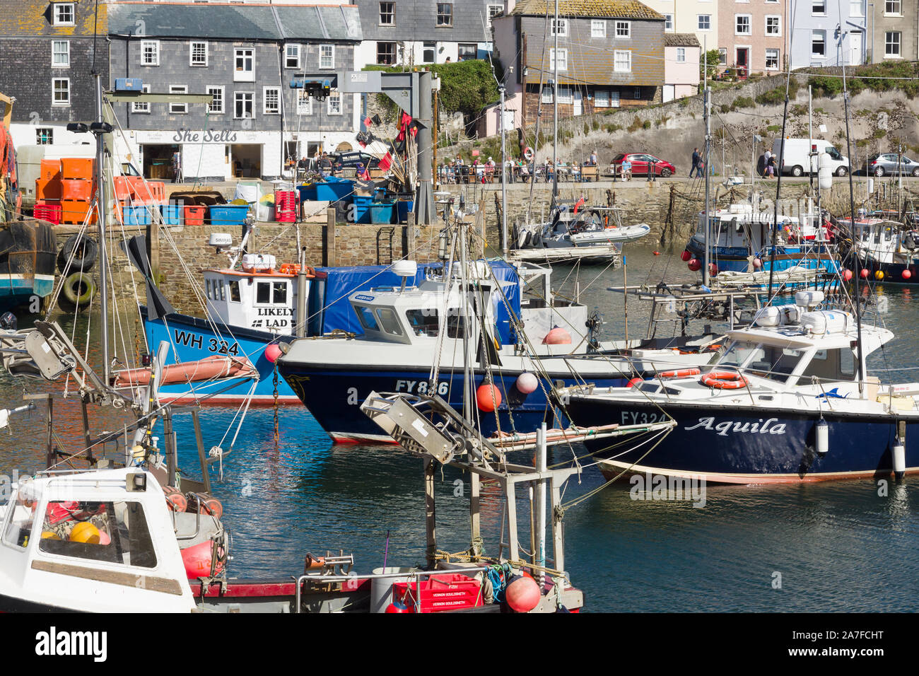 Mevagissey harbour con barche ad ancorare il villaggio è entro il Cornish Area di straordinaria bellezza naturale Foto Stock
