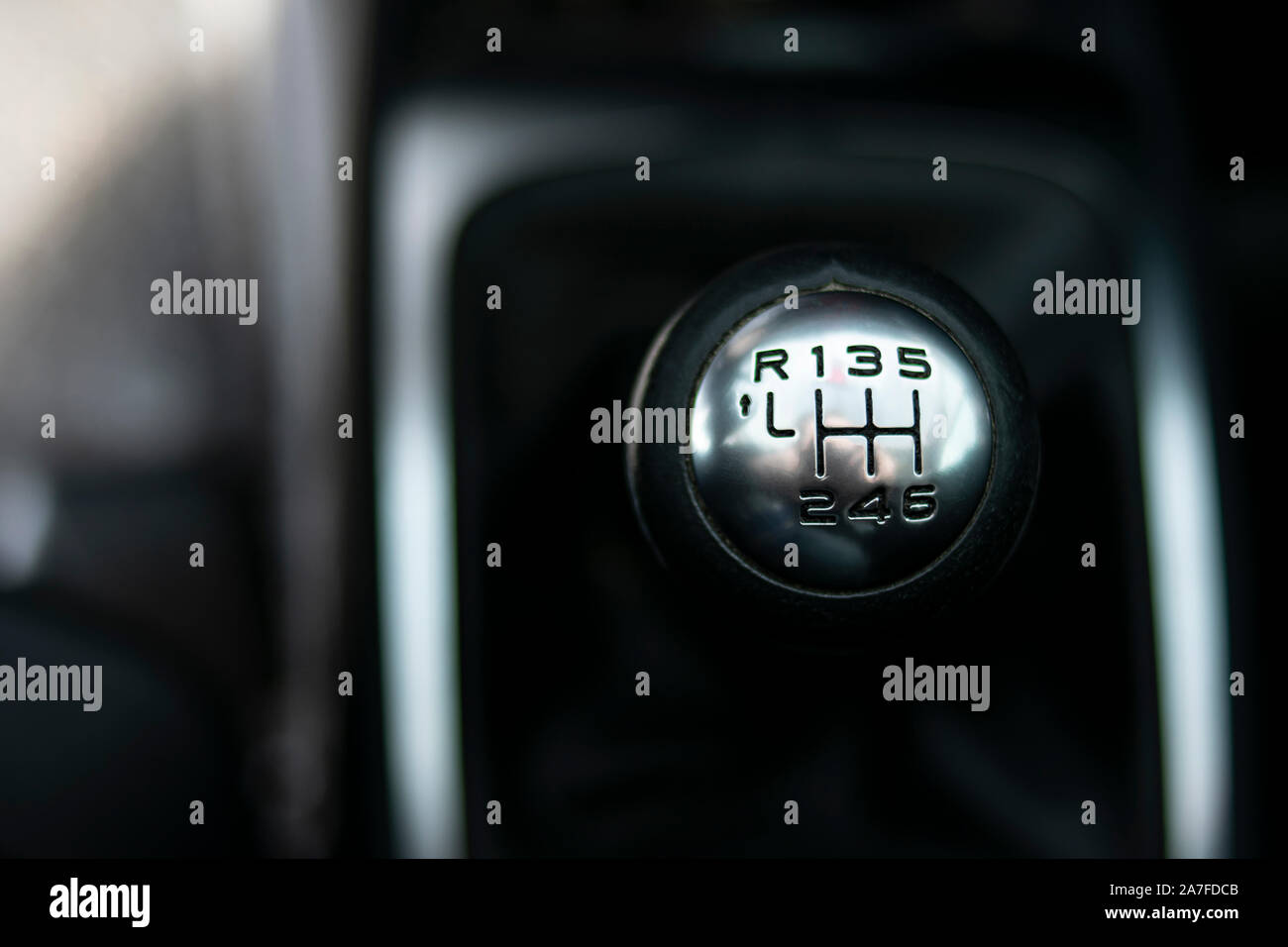 Vista ravvicinata di una leva del cambio turno. Cambio manuale. Auto dettagli interni. La trasmissione auto. Illuminazione soffusa. Vista astratta. Auto europea Foto Stock