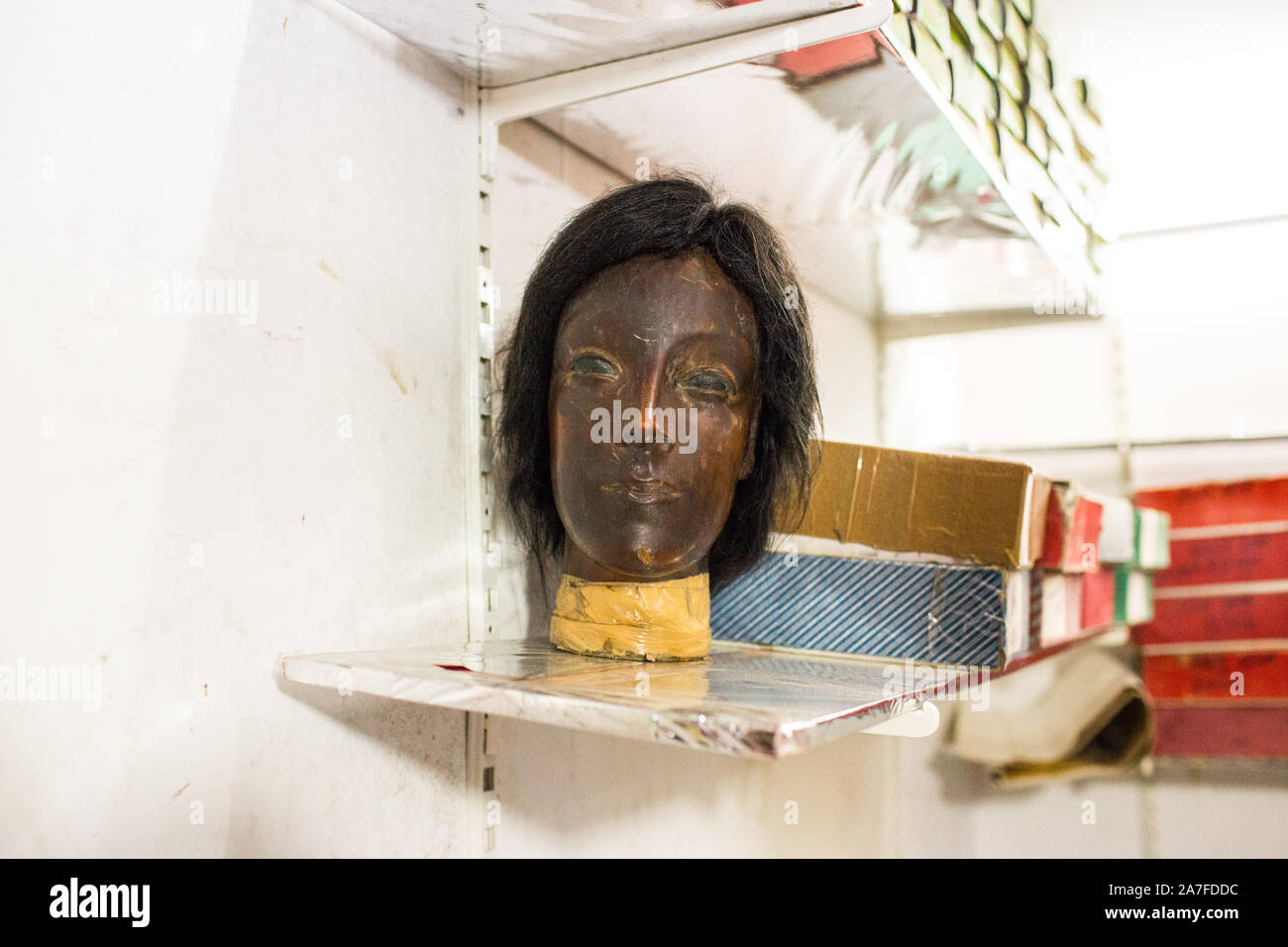 Un piuttosto macabro manichino in testa in un negozio in Mumbai, India Foto Stock