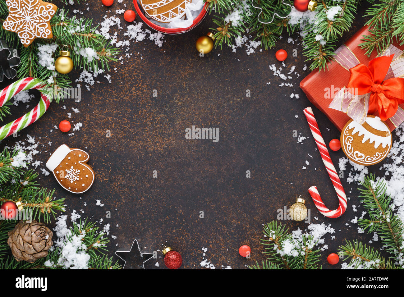 Auguri di Buon Natale o felice anno nuovo telaio dello sfondo con la neve, confezione regalo dolce tradizionale considera: candy canes e gingerbread cookie. Scatto dall'alto, Foto Stock